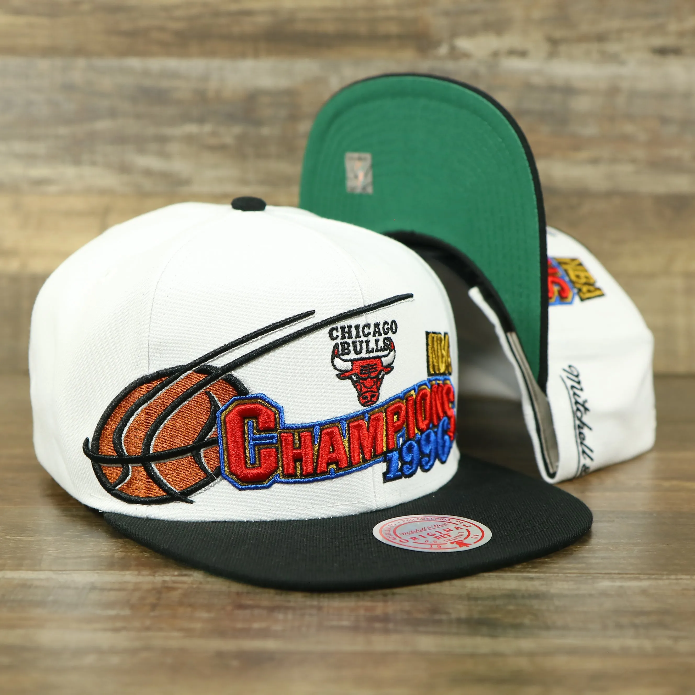 Chicago Bulls Vintage Retro NBA Champions 1996 Mitchell and Ness Snapback Hat | White