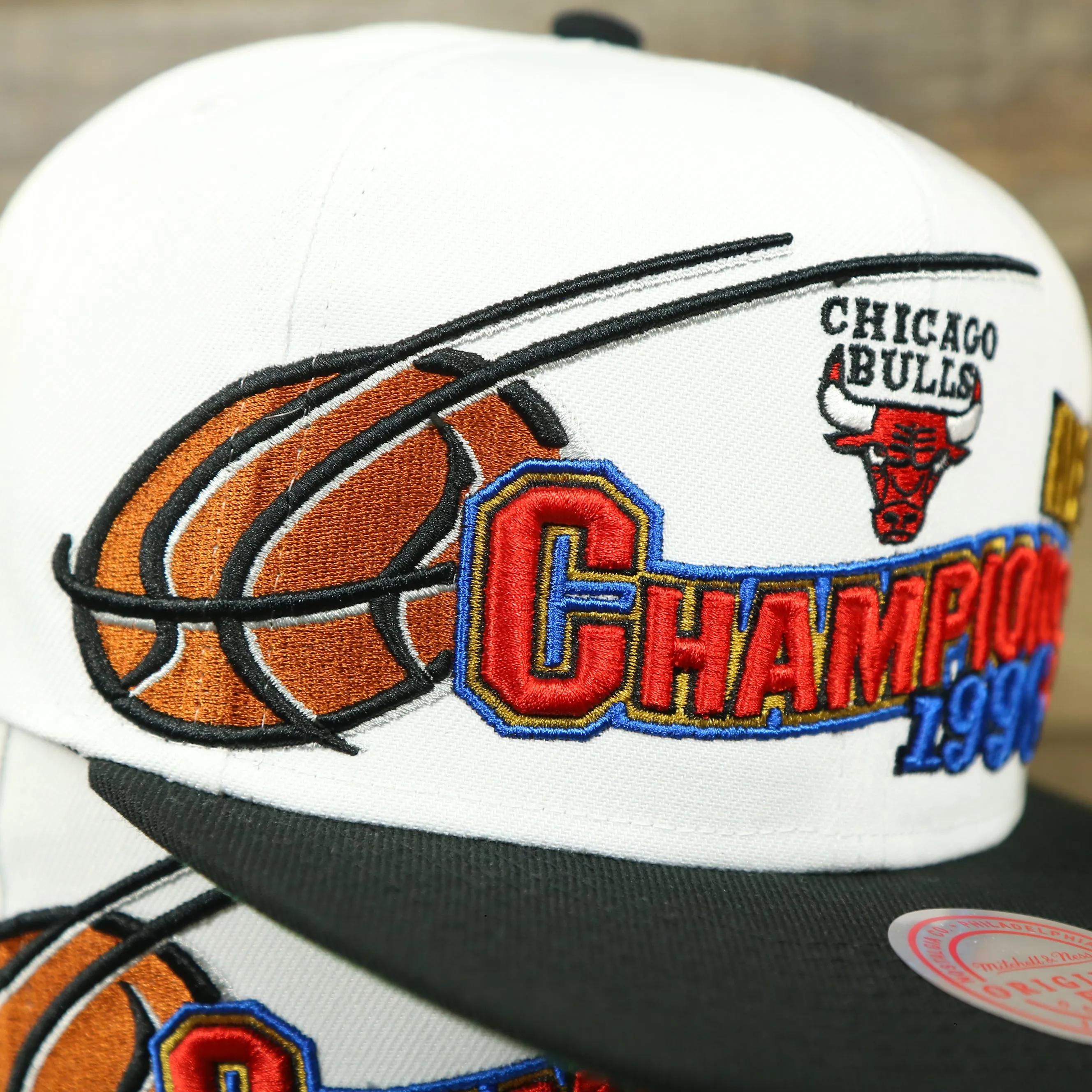 Chicago Bulls Vintage Retro NBA Champions 1996 Mitchell and Ness Snapback Hat | White